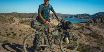 Gonzalo Zamorano realizando bikepacking