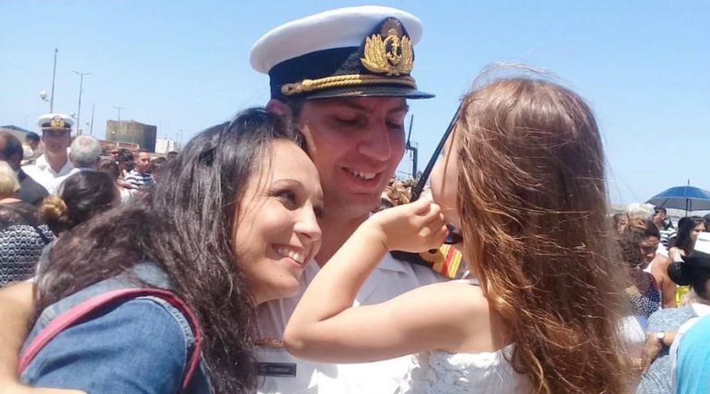 El teniente de Navío Marcelo Dumrauf junto a su esposa, Alejandra, y su hija, Martina (Vía Santa Rosa)