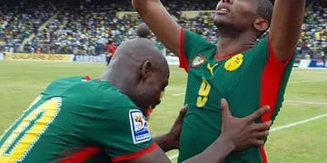 Samuel Eto'o recibe la felicitación de Achille Emana, después del gol del delantero del Inter. Camerún venció a Gabón 2 a 0.