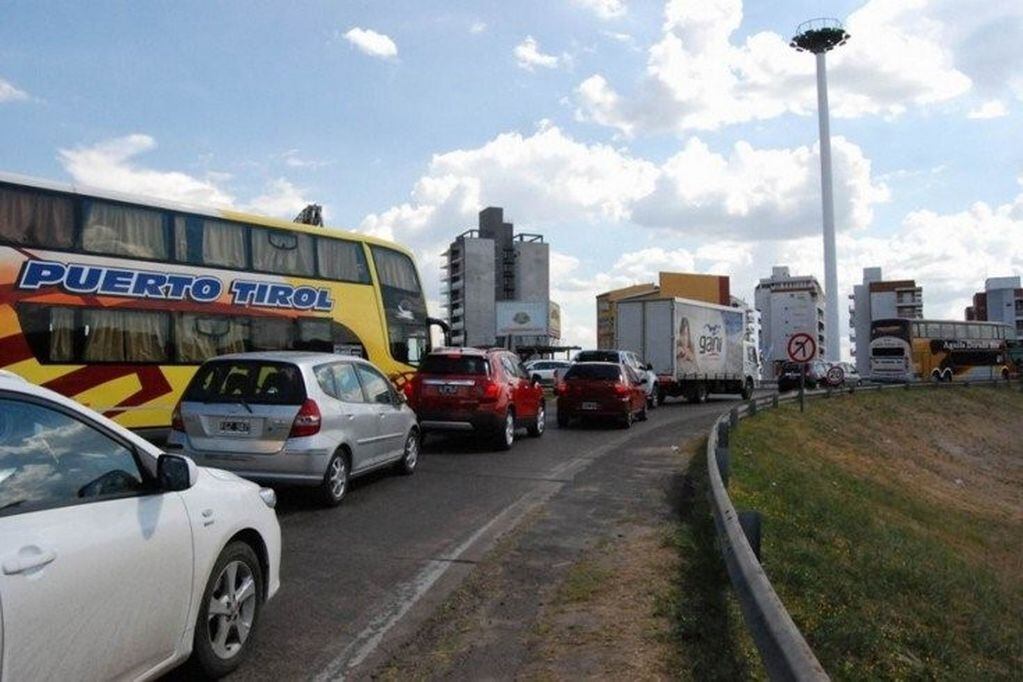 Caos de tránsito por un corte en el puente Belgrano