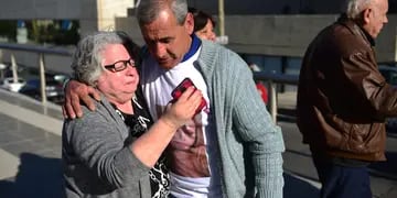 La familia de Gabriela Lencina se abraza tras la sentencia que condenó a perpetua por femicidio a quien fuera su pareja, Cristian Videla. (Nicolás Bravo).