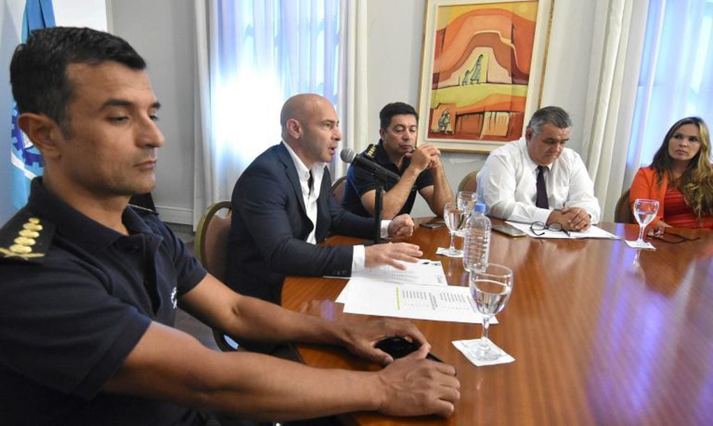 Federico Massoni junto a funcionarios policiales.