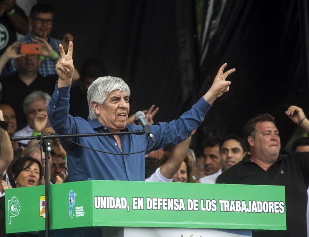 Argentine trade union leader Hugo Moyano addresses truckers and other labor unions and social organizations protesting austerity measures adopted by the government of Mauricio Macri, in a demonstration in Buenos Aires on February 21, 2018. / AFP PHOTO / ALBERTO RAGGIO