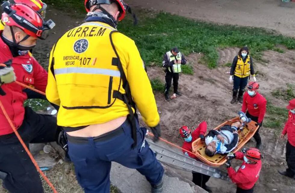 Un hombre cayó desde seis metros. Tiene fractura de cadera.