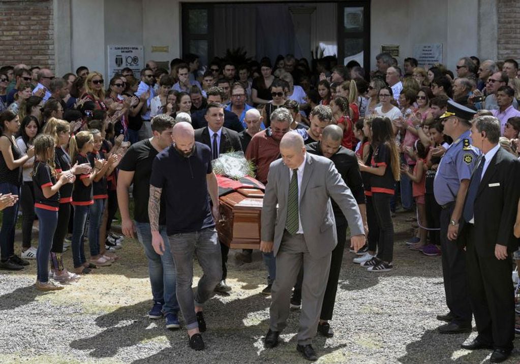 Familiares y amigos de Emiliano Sala en el último instantee. (AFP)