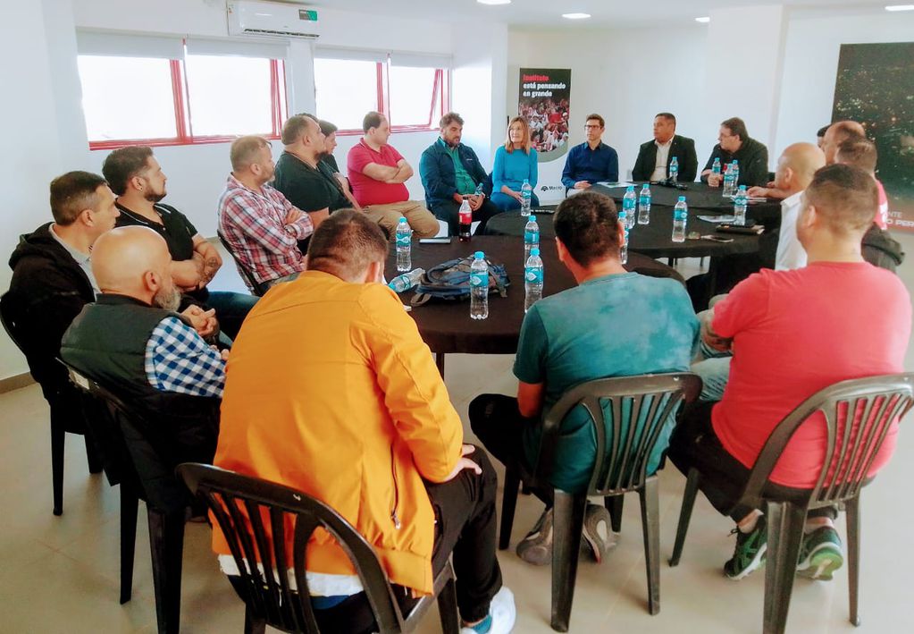 En la sede de Instituto se juntaron miembros del Cosepedro, dirigentes, líderes de las barras, la Policía y la directora de Mediación de la Provincia. La idea es que las hinchadas vuelvan a estar juntas en Alta Córdoba (Foto: Gentileza Marcelo Frossasco).
