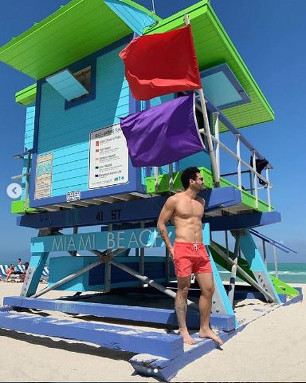Mauro Caiazza posó en las playas de Miami con un traje de baño que dio qué hablar