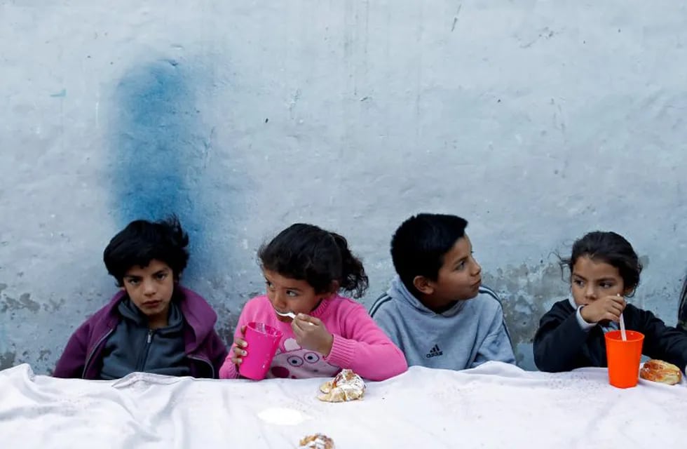 Children eat at a soup kitchen on the outskirts of Buenos Aires, Argentina, Tuesday, Sept. 17, 2019. Lawmakers passed a food emergency bill aimed to boost soup kitchens around the country amid food price hikes. (AP Photo/Natacha Pisarenko)   chicos niños  desnutricion pobreza hambre emergencia alimentaria