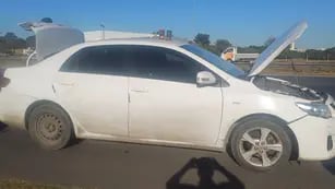 Chocó a un policía en la Circunvalación. El sujeto circulaba en un Toyota Corolla de color blanco. (Policía de Córdoba)
