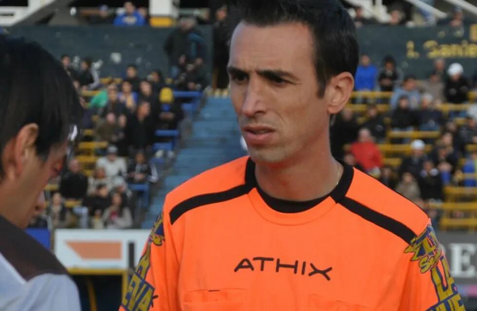 El árbitro Pablo Dóvalo dirigirá el partido entre San Martín de Tucumán y Gimnasia de Jujuy.