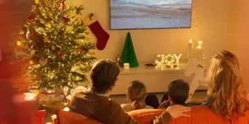 Familia viendo películas navideñas