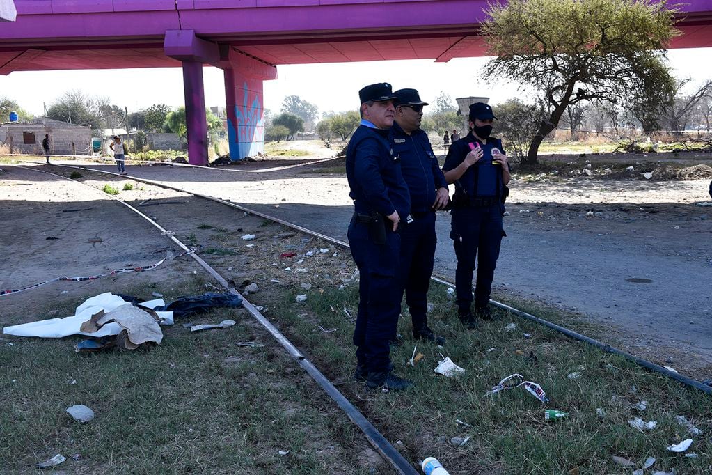 Una mujer murió arrollada por un tren y su bebé está grave en avenida Sabattini, debajo del puente de Circunvalación.  (Ramiro Pereyra / La Voz)