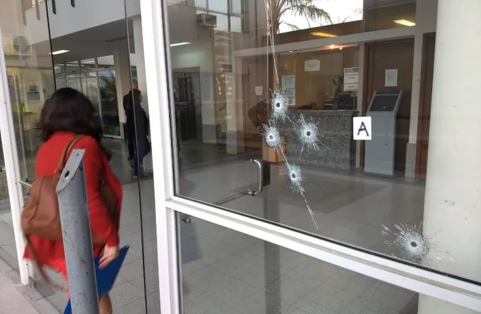 Uno de los cristales de la fachada fue atravesado por 5 disparos. (Juan José García)