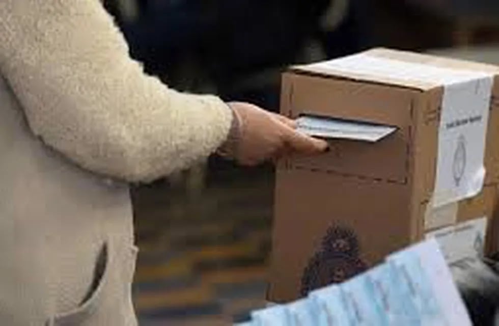Más de 2 millones de cordobeses votan este domingo con boleta única en los comicios provinciales.
