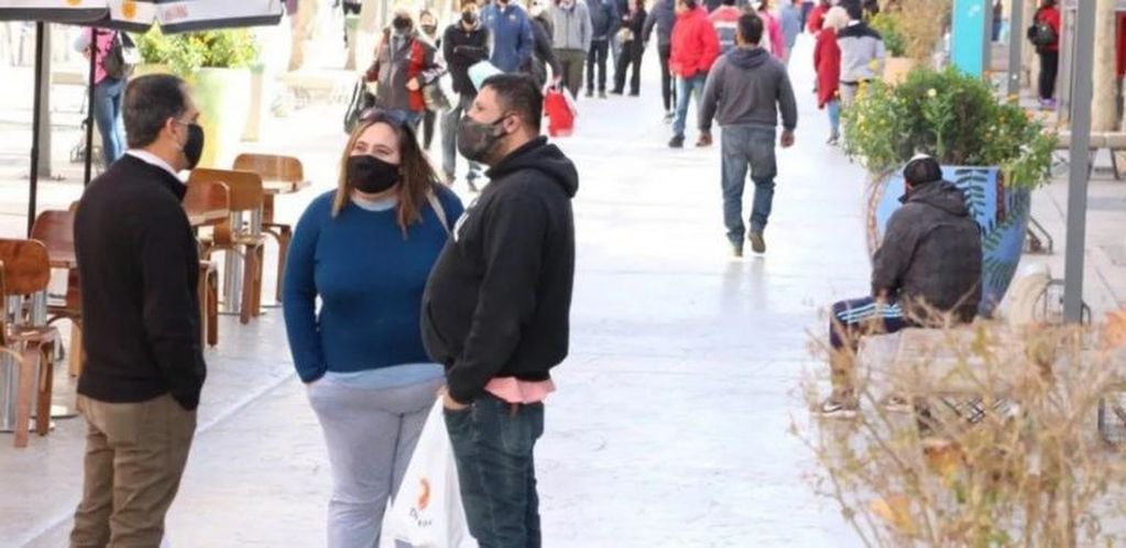 La Peatonal se llenó de gente.