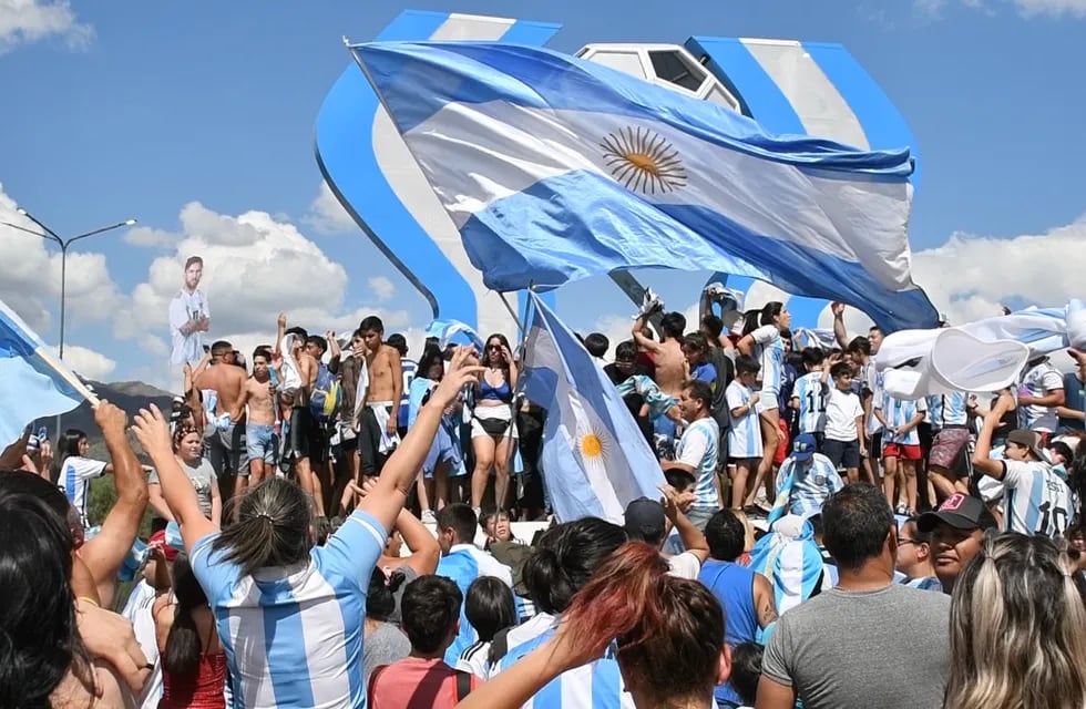Festejos en la provincia de San Luis: cientos de personas celebraron en la Rotonda del Mundial de La Punta.
