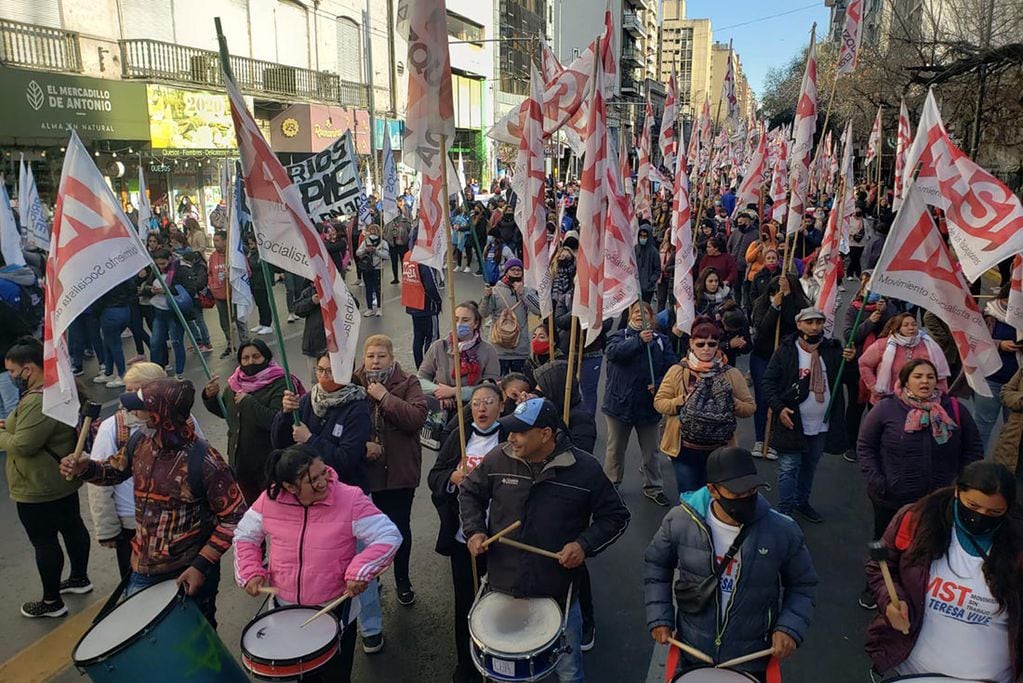 Organizaciones sociales, polo obrero, mts, barrio¿s de pie marchan por el centro de la ciudad de Córdoba. (Ramiro Pereyra / La Voz)