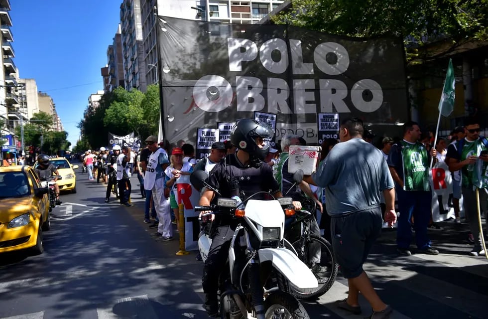 Unidad Piquetera, encabezada por el Polo Obrero, marcha este martes por el centro de Córdoba (Ramiro Pereyra / La Voz).