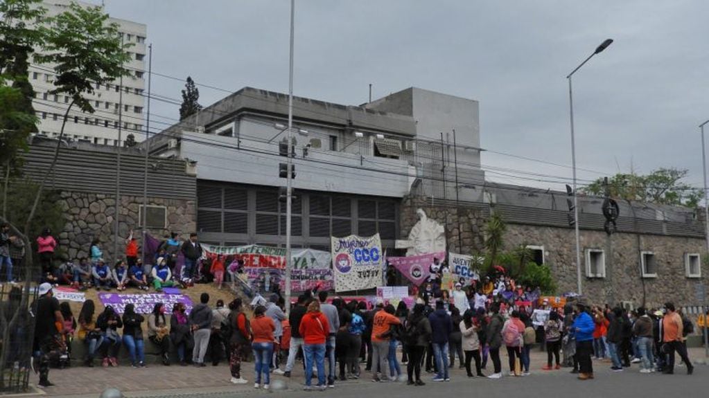 Organizaciones sociales aguardaron a las puertas de la Legislatura de Jujuy.