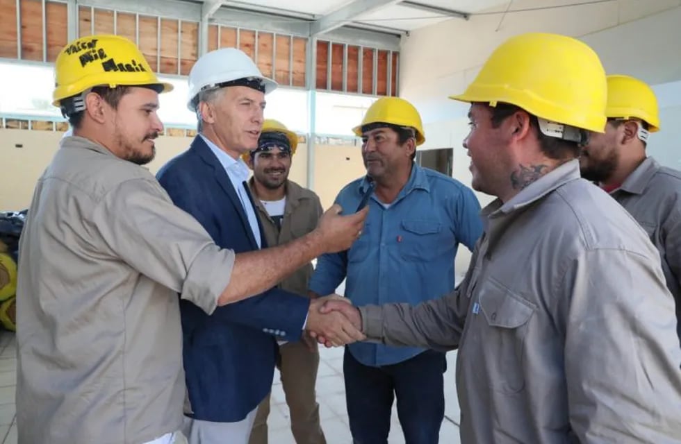 Macri fue a saludar a los obreros que trabajan en la construcción de un jardín en Quimilí
