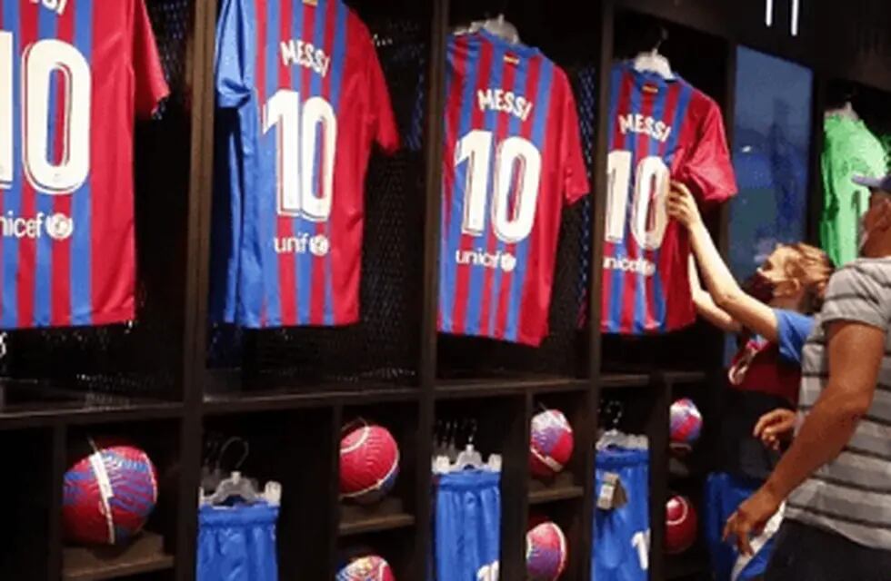 Las camisetas de Barcelona con el 10 de Messi están en liquidación. / Gentileza.