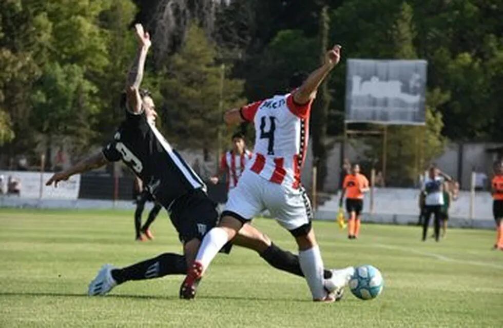 El técnico Albirrojo debió reemplazar al lesionado Franco Flores con el juvenil Cristian Monito Carrizo.