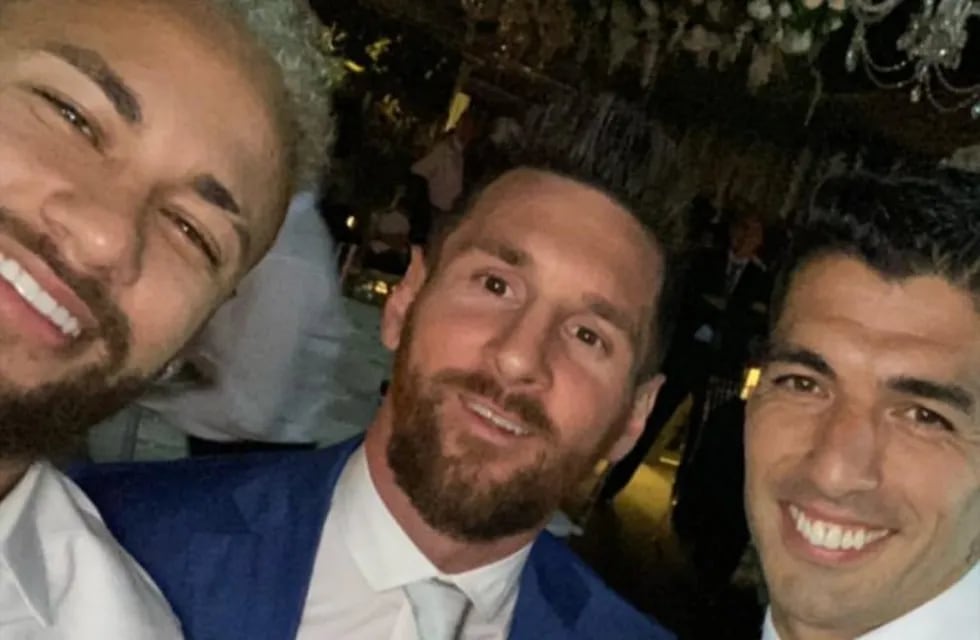 Luis Suárez, Lionel Messi y Neymar, de nuevo juntos en el casamiento del crack uruguayo