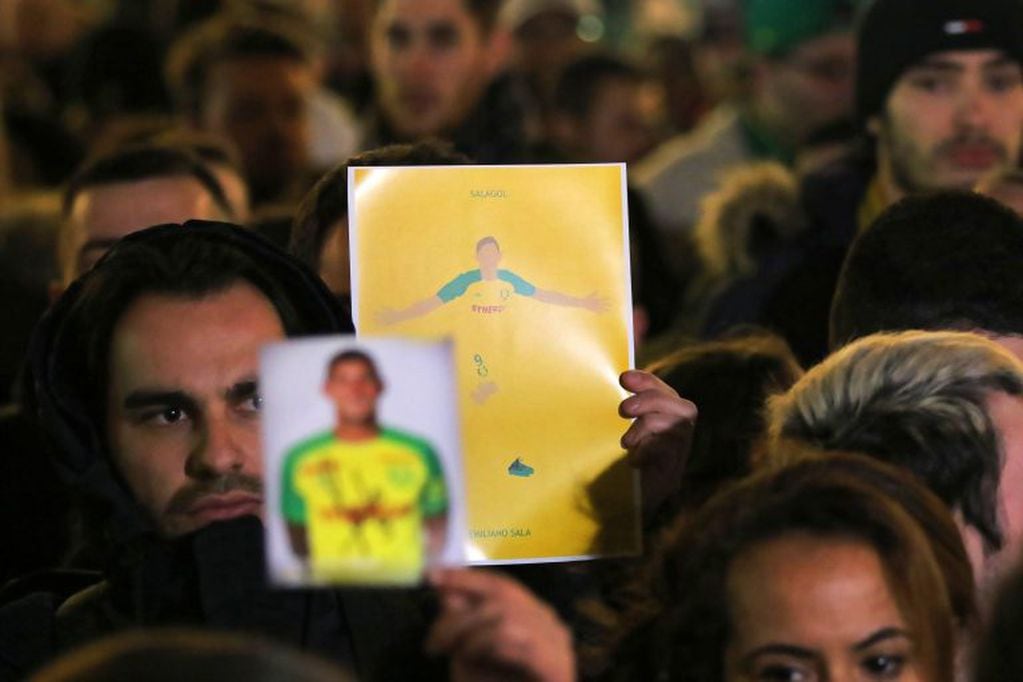 Varias personas participan en una vigilia de apoyo a Emiliano Sala. (EFE).