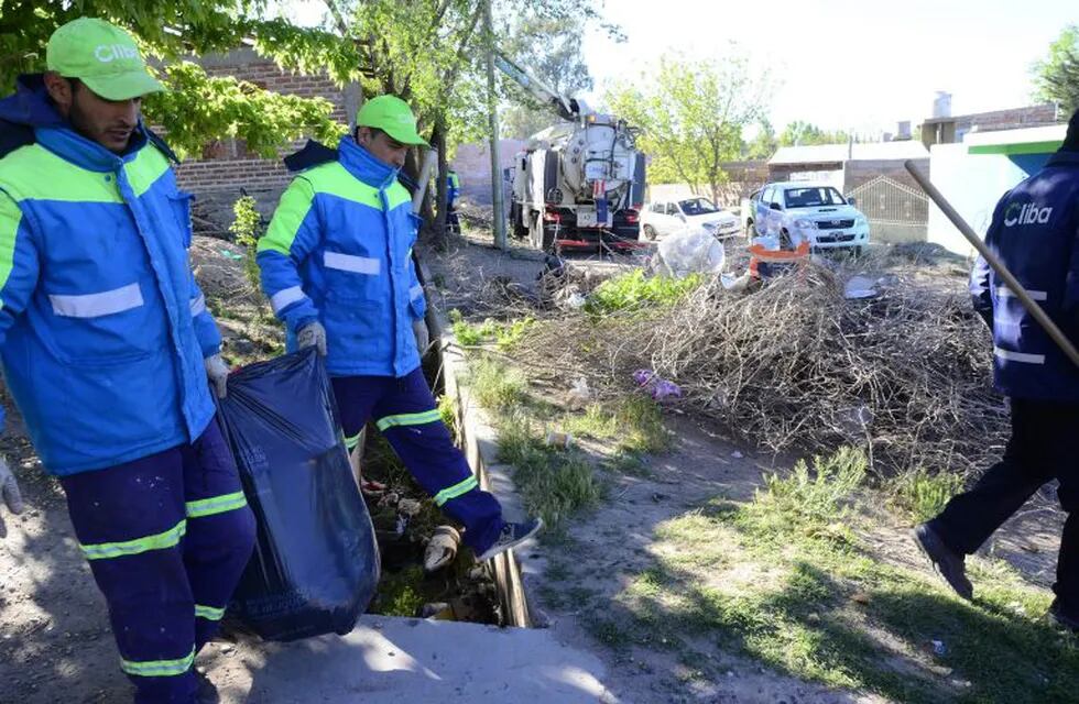 En una mañana sacaron 5 mil kilos de basura del aliviadero de Huilen