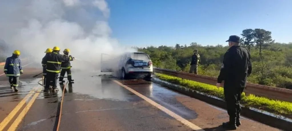 Se incendió un auto en la Ruta Nacional 12 a la altura de Puerto Libertad