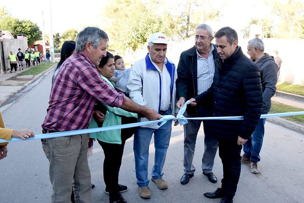 Las obras de asfalto de la Municipalidad se inauguraron este miércoles en barrio Argüello Lourdes.