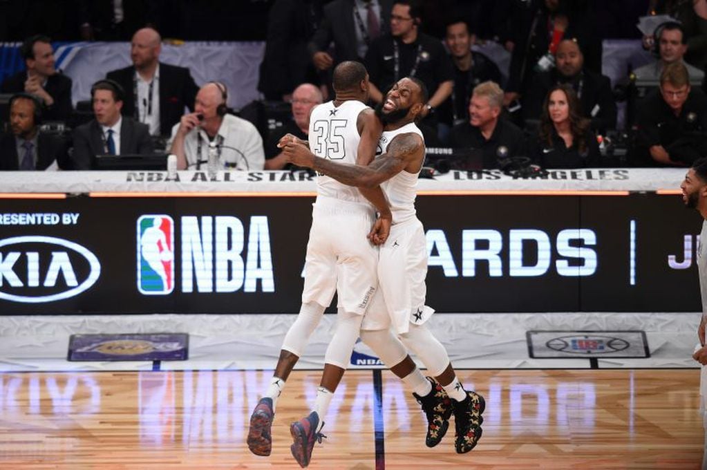 Kevin Durant y LeBron James celebran el triunfo sobre el equipo liderado por Stephen Curry. / AFP PHOTO / Robyn Beck