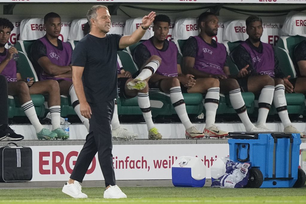 El técnico de Alemania, Hansi Flick durante el partido amistoso contra Japón, el sábado 9 de septiembre de 2023, en Wolfsburgo, que significó la derrota por 4 a 1 y el fin de su desempeño al frente de la selección. 