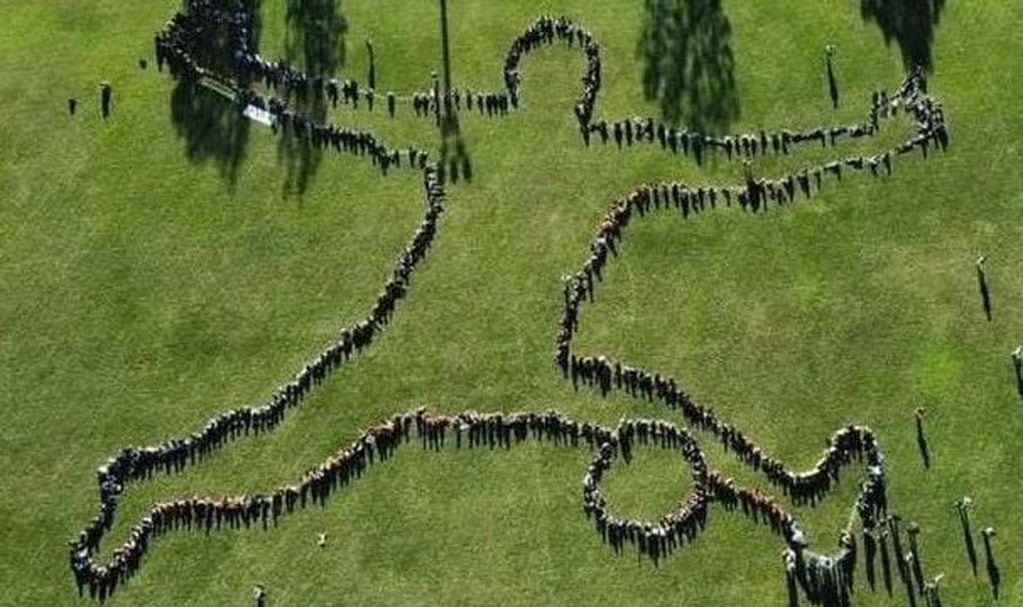 Más de 300 jóvenes recrearon la atajada histórica en la final del mundo.
