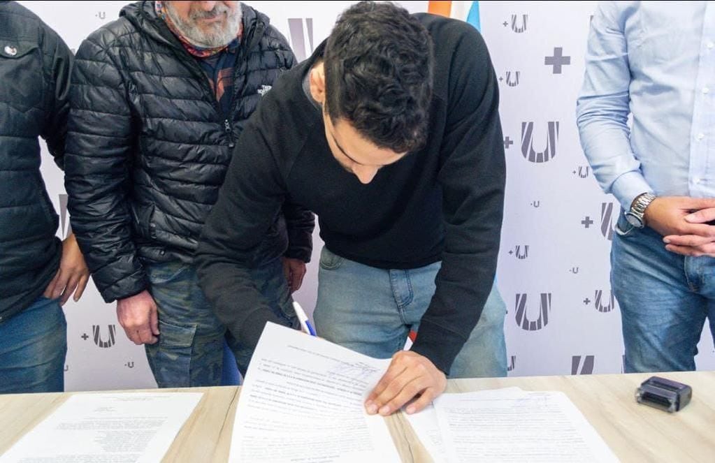 Luego de una charla entre los miembros de la Asociación y Gustavo ventura, subsecretario de Desarrollo Económico de la Municipalidad de Ushuaia, se procedió a la firma del acuerdo.