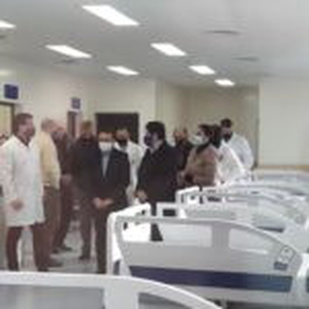 El gobernador en la nueva área de terapia intensiva del Hospital Favaloro de Posadas.