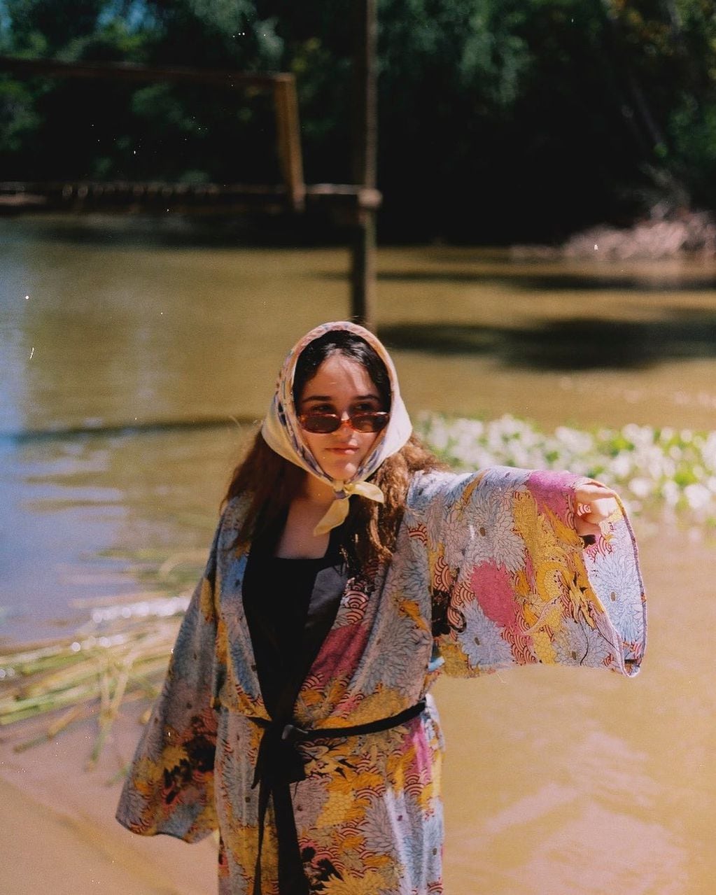 Kimono y anteojos de sol, un look jugado de Ofelia Fernández. (Instagram: @ofefernandez)