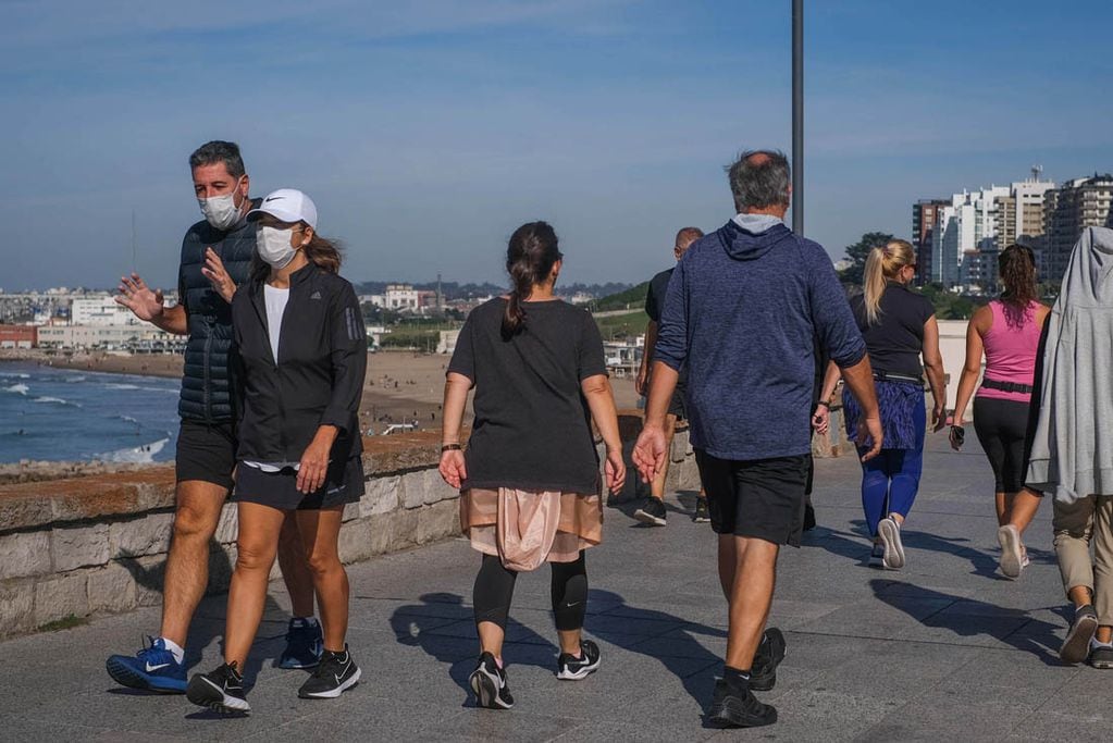 Turistas caminando en la rambla de Mar del Plata. (Foto: Télam)