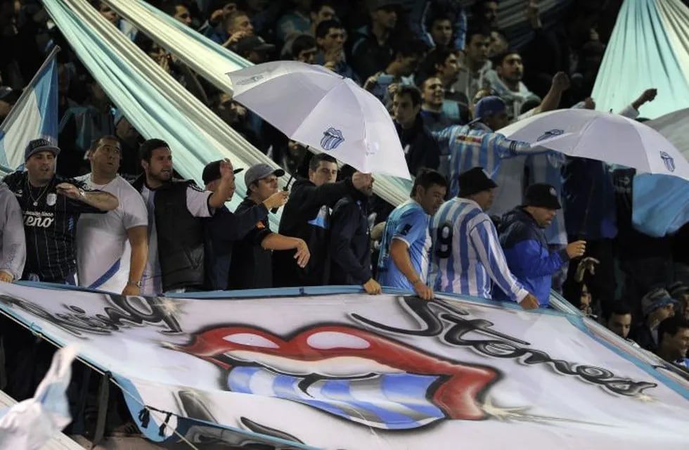 Supporters of Argentina's Racing Club cheer their team during the Copa Libertadores 2015 quarterfinals second leg football match against Paraguay's Guarani at Juan Domingo Peron stadium in Avellaneda, Buenos Aires, Argentina, on May 28, 2015. AFP PHOTO / ALEJANDRO PAGNI buenos aires  futbol copa libertadores 2015 futbolistas partido racing club vs guarani hinchas hinchada