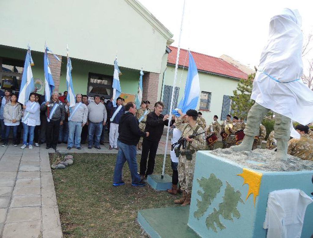 El monumento que homenajea a Simón Antieco, en la escuela N°99 de Costa de Lepá, Chubut.