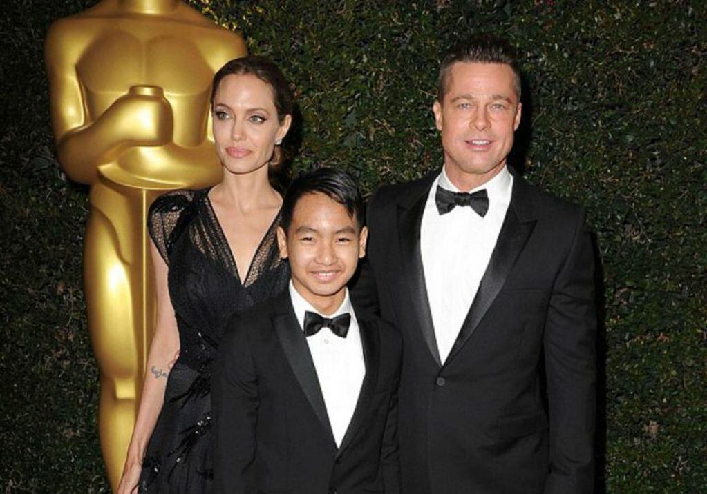 Angelina Jolie y Brad Pitt junto a Maddox.