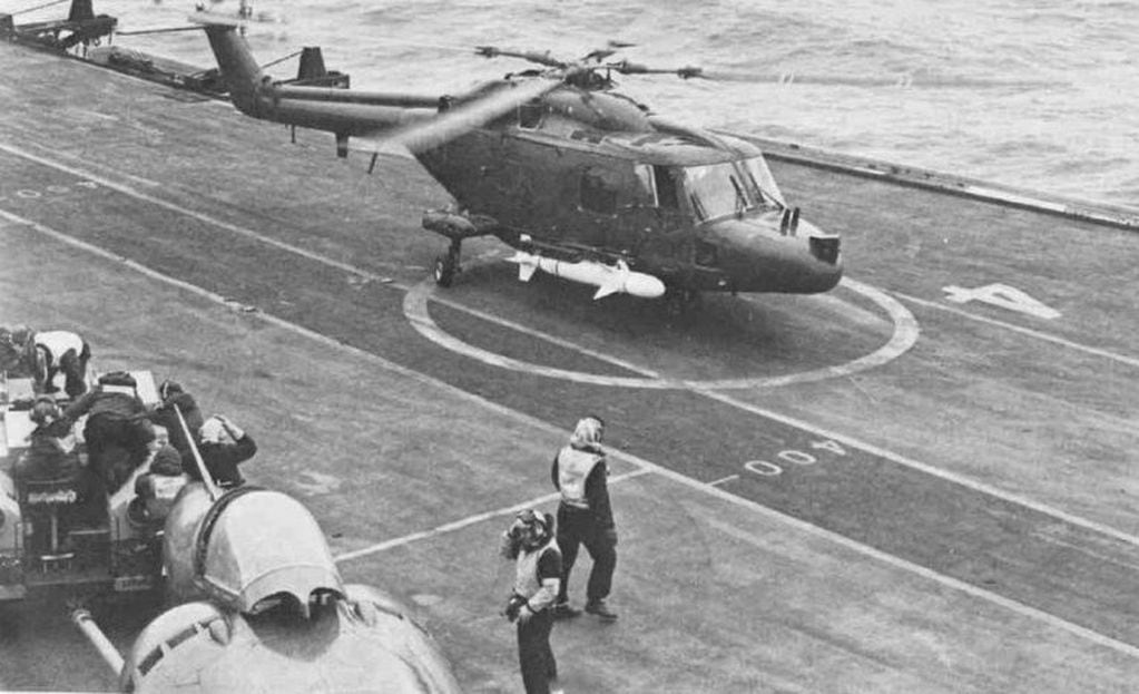 Un helicóptero Lynx armado con misiles Sea Skua, en la cubierta del portaaviones británico Hermes durante la guerra de las Malvinas.
