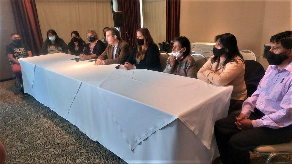 Referentes de la fundación "Jujuy con Paz y Esperanza" en ocasión de anunciar la creación de una comisión especial para recolectar denuncias y testimonios contra Milagro Sala.