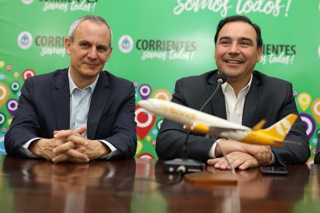 El entonces CEO de Flybondi, Julian Cook junto al gobernador de Corrientes, Gustavo Valdés durante el anuncio del destino Corrientes-Córdoba.