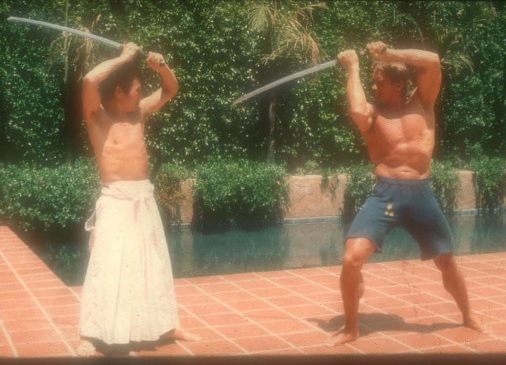 Arnold Schwarzenegger junto a su sensei Kiyoshi Yamazaki en el rodaje de Conan el Bárbaro.