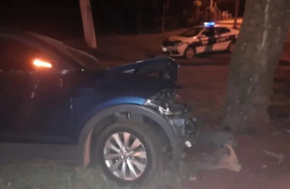 Montecarlo: un automóvil perdió el control y colisionó contra un árbol.