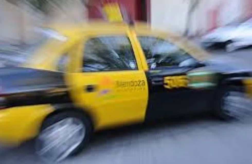 Taxistas y remiseros de Mendoza este martes realizarán un paro contra Uber.