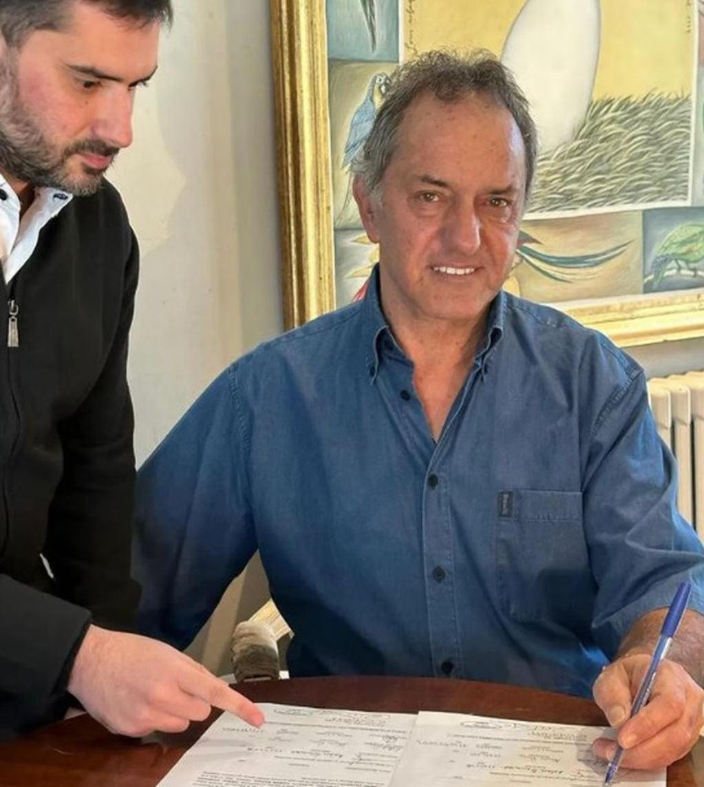 Daniel Scioli firmó su precandidatura dentro de la coalición de gobierno.