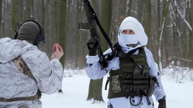 Miembros de la Fuerza Territorial de Ucrania se preparan ante la posibilidad de una invasión rusa (AP).