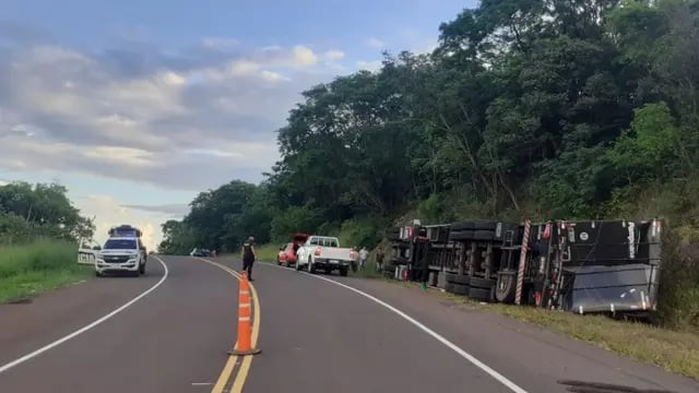 Paraje Dos Hermanas: camión volcó en la ruta y su conductor resultó herido